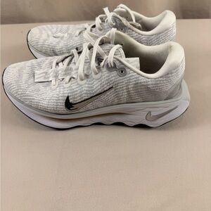 Nike Women’s White & Silver Running Sneakers – Size 9